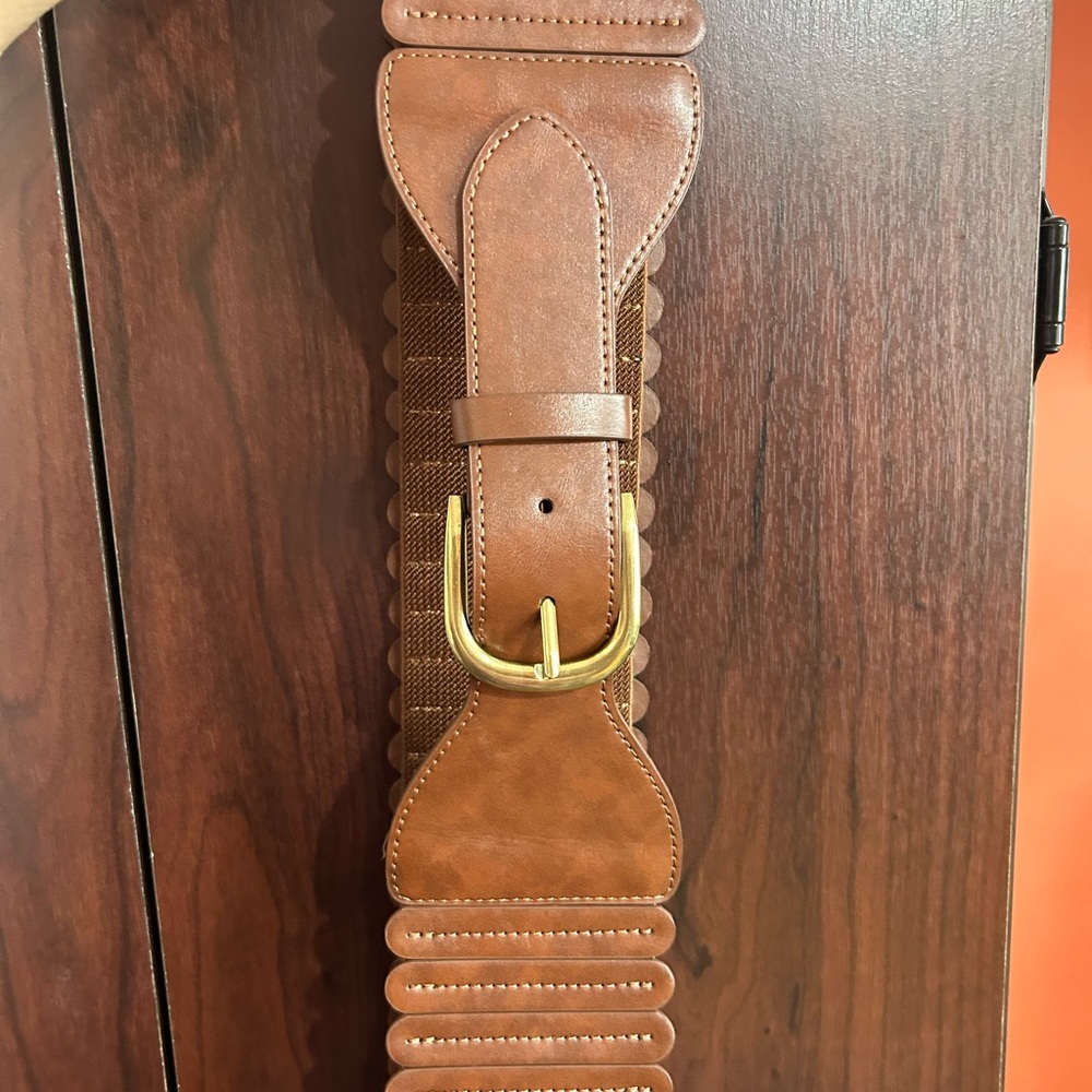 CLOSET CLEARANCE SALE- NNT Torrid Brown Leather Stretch Belt Gold Accents